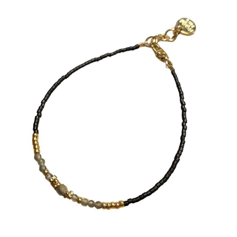 Armbånd med sorte, guld og grå perler - Stilfuld elegance